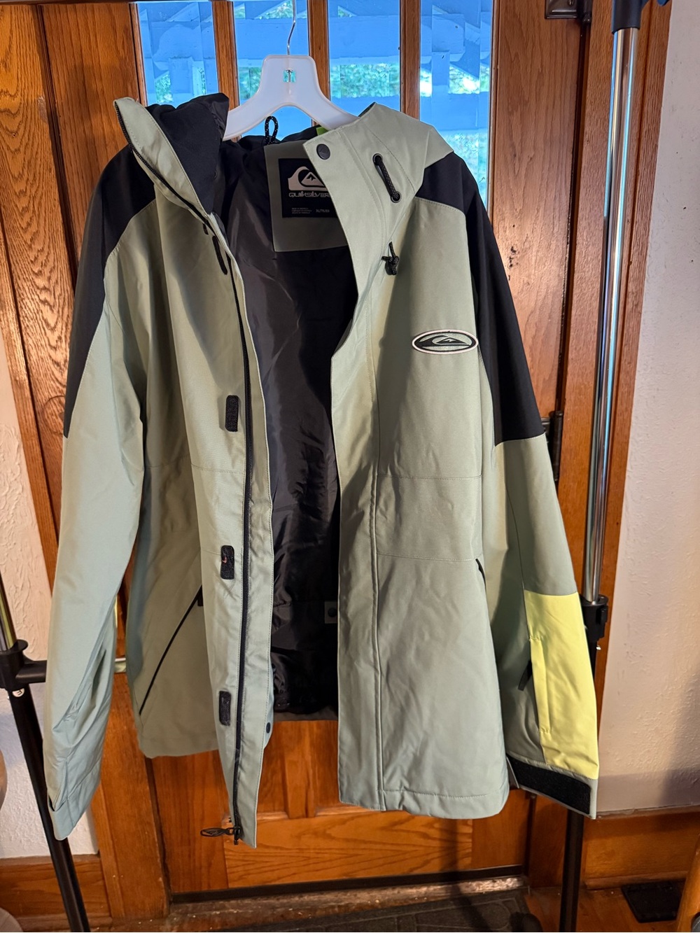 Quiksilver Men’s Light Green and Black Ski Jacket with Yellow Cuff Accent